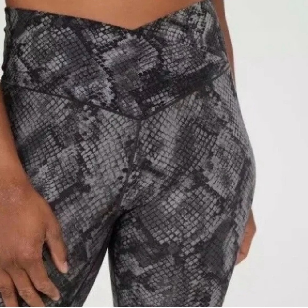 OFFLINE REAL ME HIGH WAISTED CROSSOVER LEGGING
